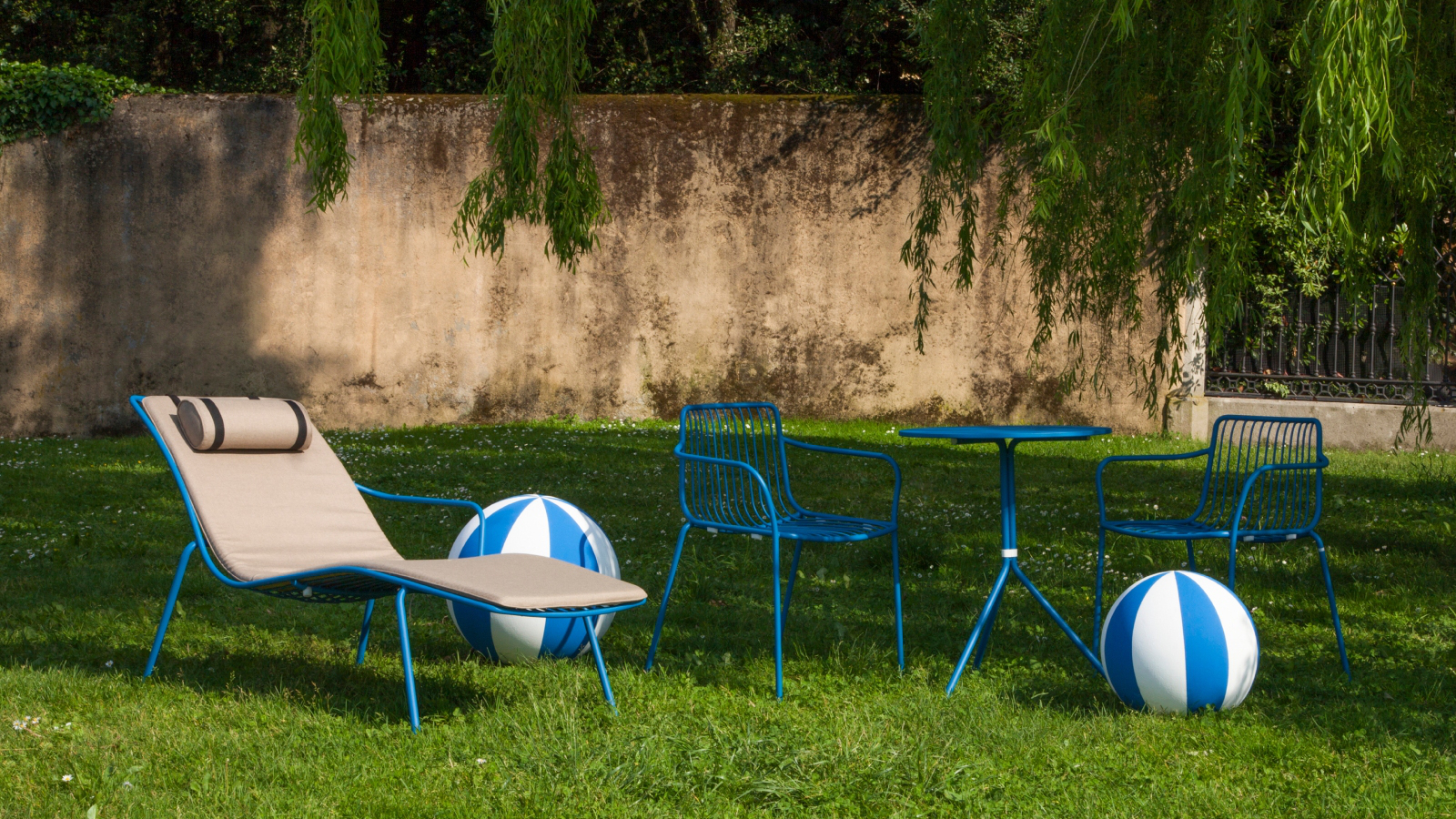 Folding tables